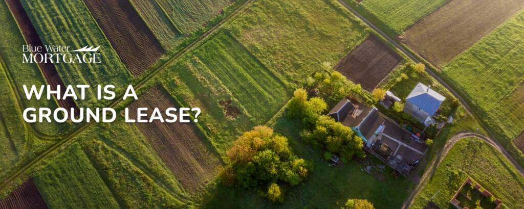 Vista panorámica de una granja rodeada de verdes pastos. El texto superpuesto dice "¿Qué es un contrato de arrendamiento de terreno?".